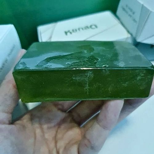 Freshly squeezed pandan leaves soap gives a refreshing scent, helps to deodorize and nourish the skin to be bright with the natural properties of pandan leaves.