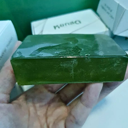 Freshly squeezed pandan leaves soap gives a refreshing scent, helps to deodorize and nourish the skin to be bright with the natural properties of pandan leaves.