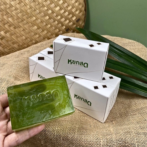 Freshly squeezed pandan leaves soap gives a refreshing scent, helps to deodorize and nourish the skin to be bright with the natural properties of pandan leaves.
