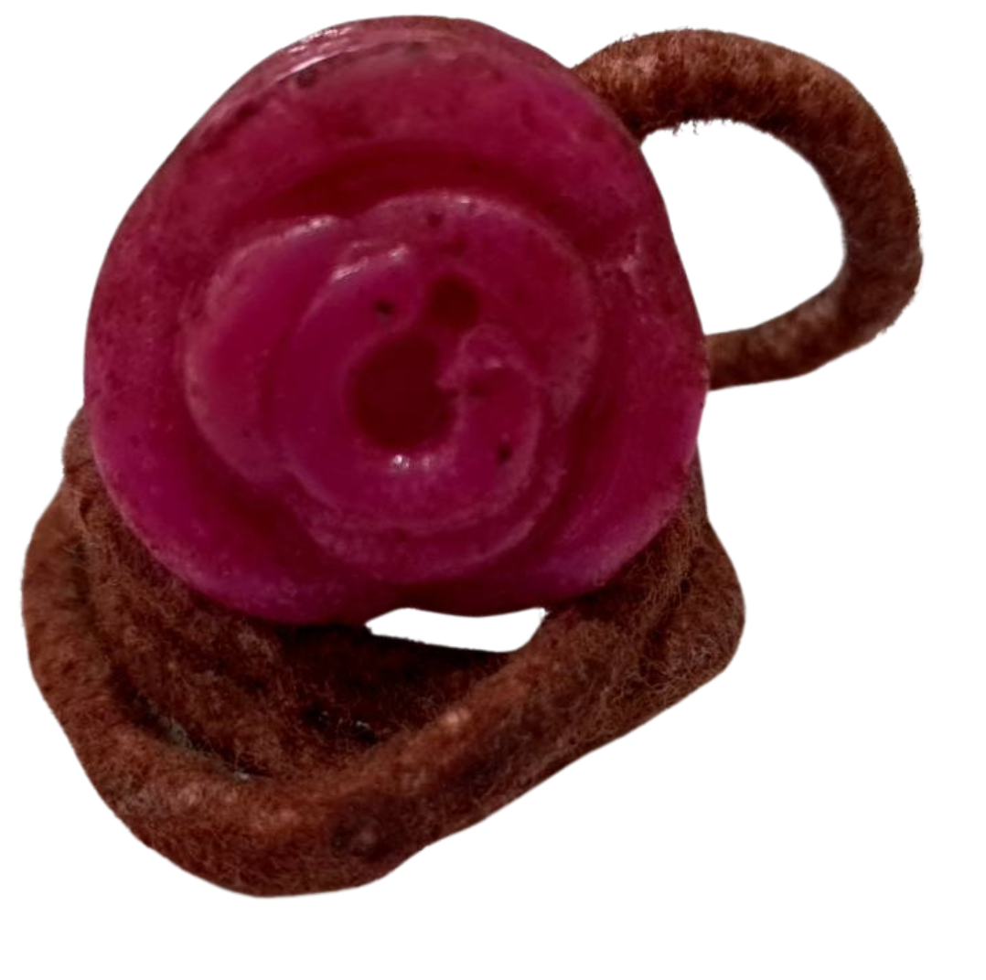 Ancient Thai fragrant rope, a royal recipe, reduces musty odors, kills germs in the air, repels insects, eliminates animal odors, and increases warmth.