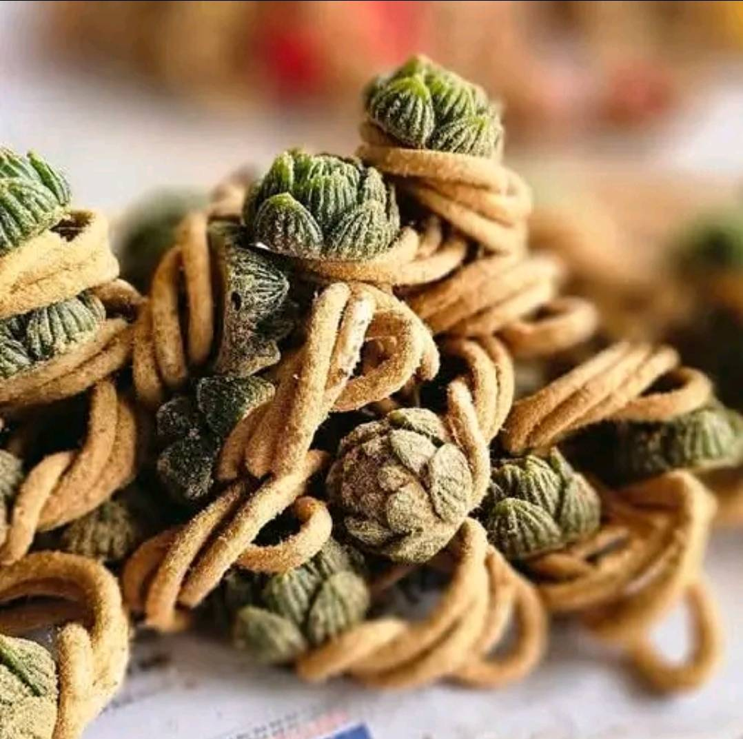 Ancient Thai fragrant rope, a royal recipe, reduces musty odors, kills germs in the air, repels insects, eliminates animal odors, and increases warmth.
