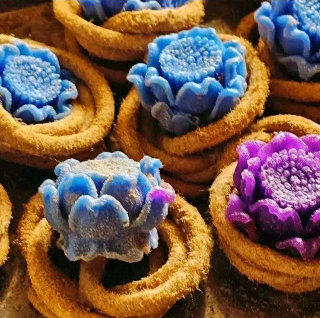 Ancient Thai fragrant rope, a royal recipe, reduces musty odors, kills germs in the air, repels insects, eliminates animal odors, and increases warmth.
