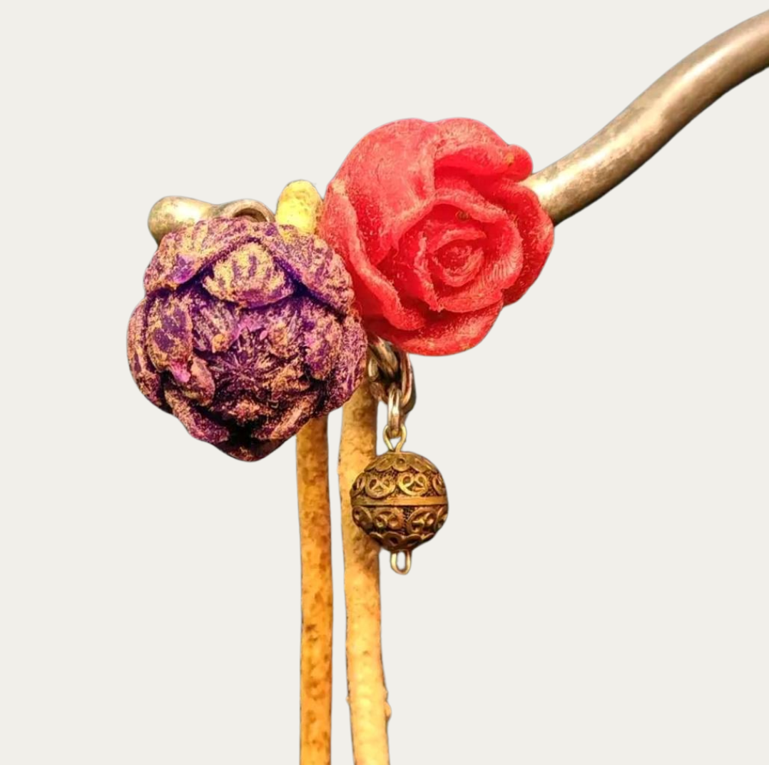 Ancient Thai fragrant rope, a royal recipe, reduces musty odors, kills germs in the air, repels insects, eliminates animal odors, and increases warmth.