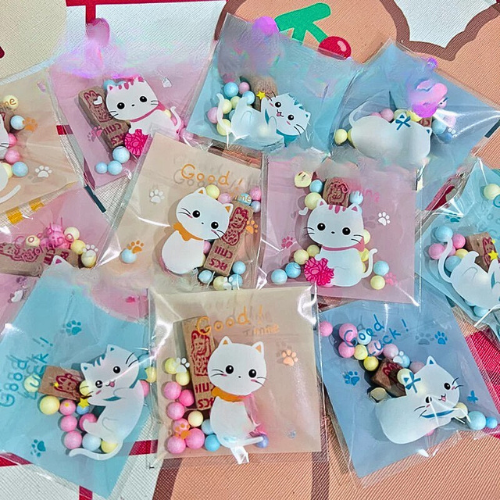 Lucky cat incense sticks with numbers in them, packed in a cute envelope with colorful foam beads inside. Can be used as souvenirs, gifts, or gifts.