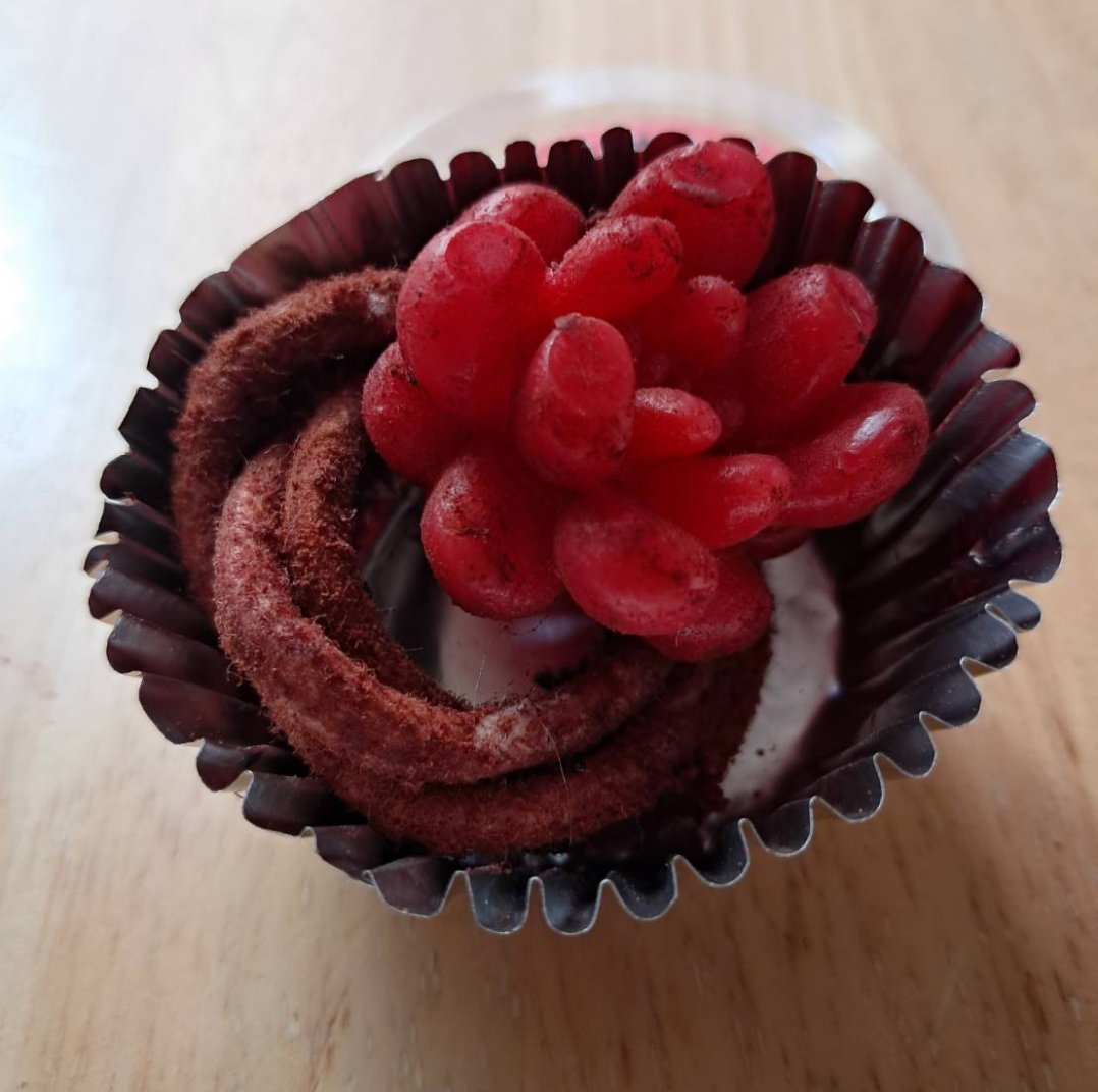 Ancient Thai fragrant rope, a royal recipe, reduces musty odors, kills germs in the air, repels insects, eliminates animal odors, and increases warmth.