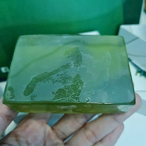 Freshly squeezed pandan leaves soap gives a refreshing scent, helps to deodorize and nourish the skin to be bright with the natural properties of pandan leaves.