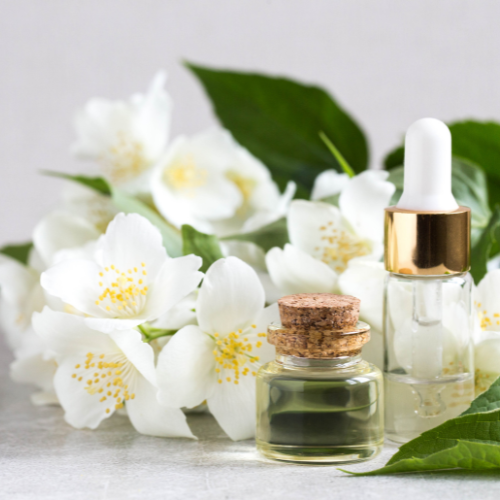Mok Spa Massage Oil, light floral scent, cool scent like being in a wildflower when it blooms, size 90 ml.
