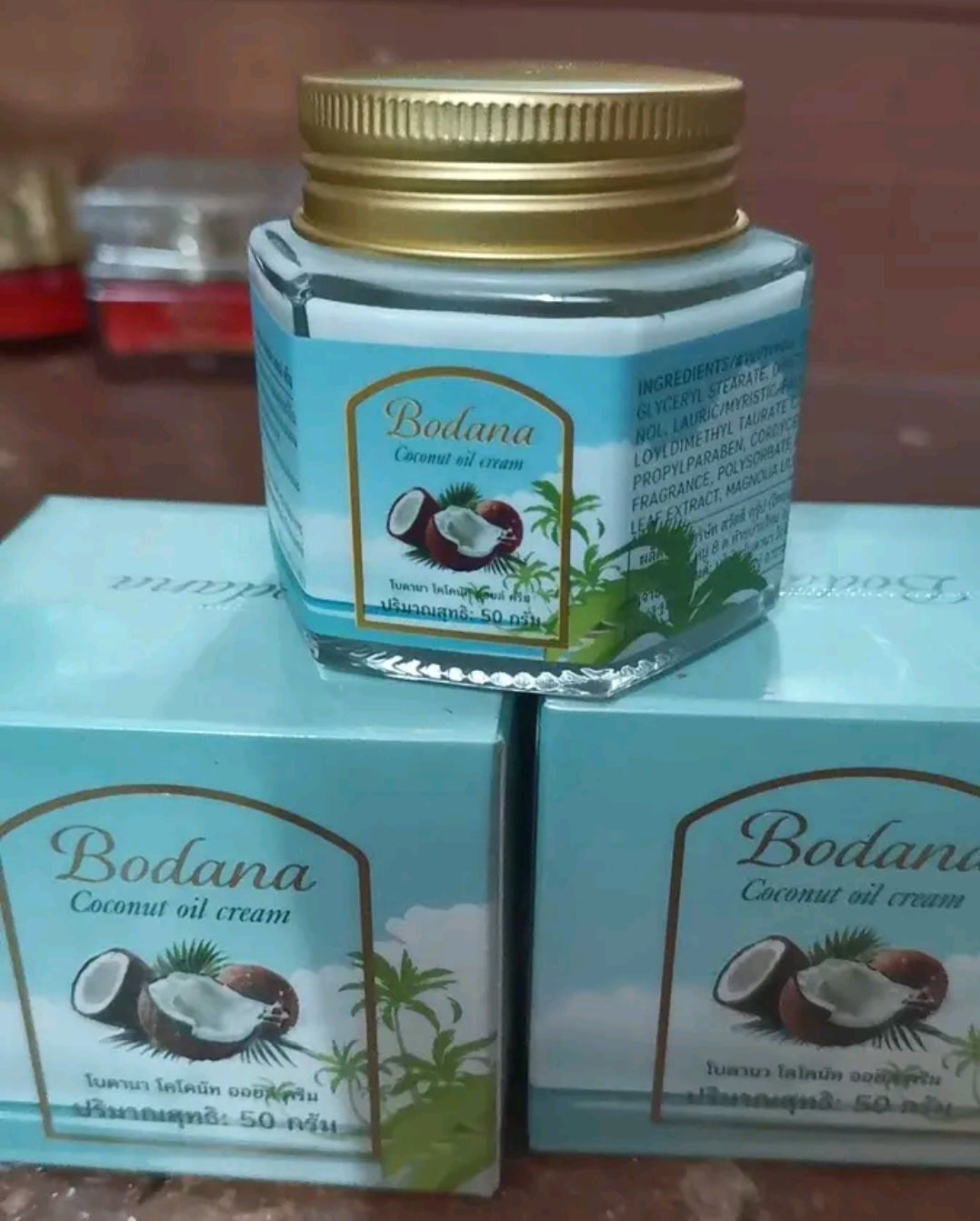 Cream extracted from coconut oil and natural plants with a light coconut oil scent that deeply nourishes and repairs the skin.