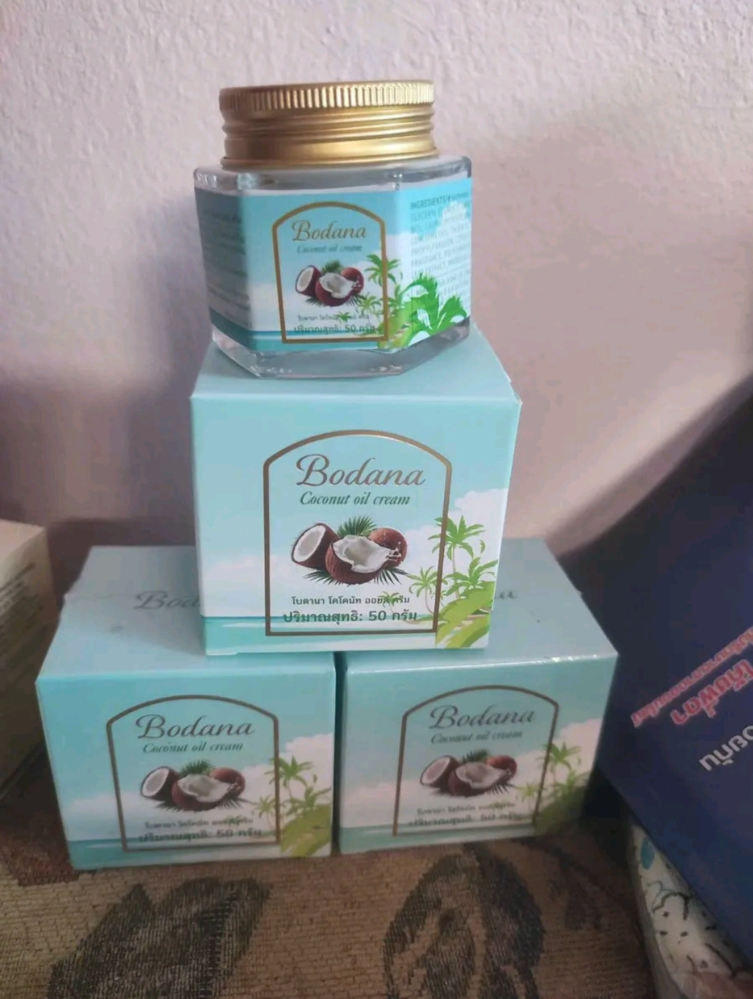 Cream extracted from coconut oil and natural plants with a light coconut oil scent that deeply nourishes and repairs the skin.