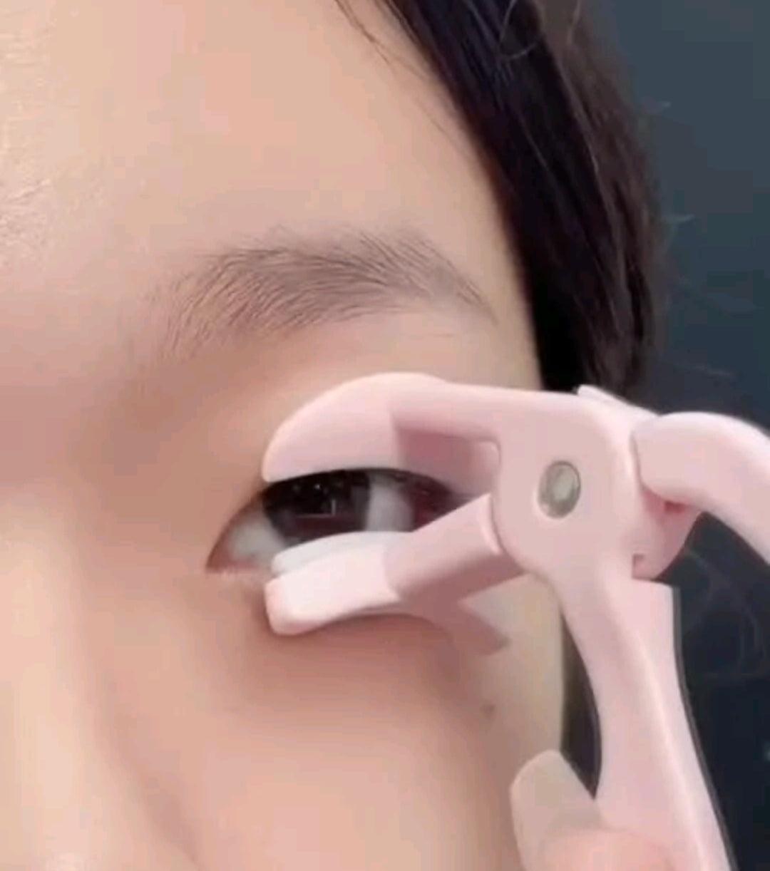 Edgeless eyelash curler that can be used even with short eyelashes