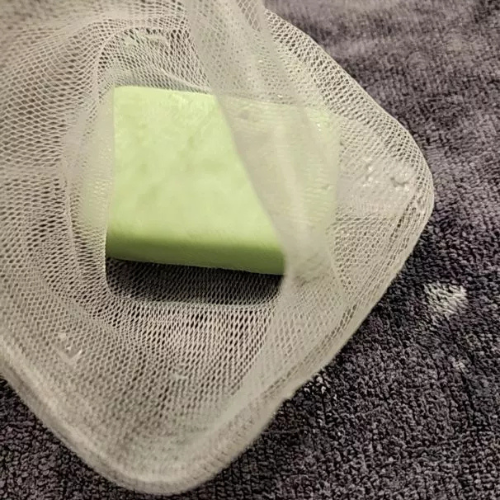 Soap made from Koth Chula Lampha to treat strong body odor, odor, sour smell, body odor, old person odor, comes with a net bag for every bar.