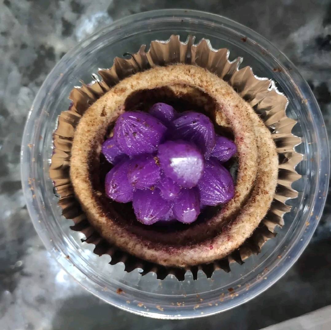 Ancient Thai fragrant rope, a royal recipe, reduces musty odors, kills germs in the air, repels insects, eliminates animal odors, and increases warmth.