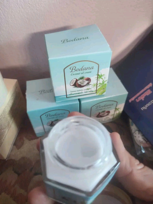 Cream extracted from coconut oil and natural plants with a light coconut oil scent that deeply nourishes and repairs the skin.